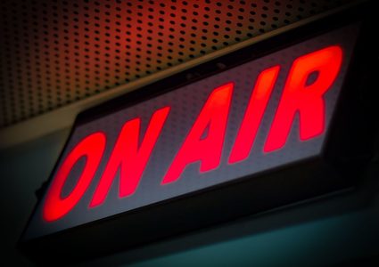 عصابة تقتحم استوديو وتستولي على كل مافيه خلال البث المباشر!