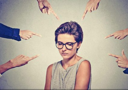 المرأة المطلقة :"في نظر المجتمع خطافة رجال وخرابة بيوت"