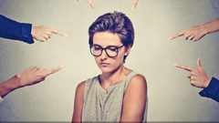 المرأة المطلقة :"في نظر المجتمع خطافة رجال وخرابة بيوت"