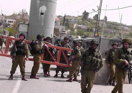 الاحتلال يعتقل مواطنين وينصب حاجزا عسكريا على مدخل الفوار
