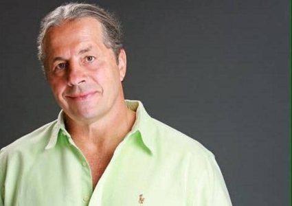 مجهول يقتحم الحلبة ويسقط مصارعا شهيرا