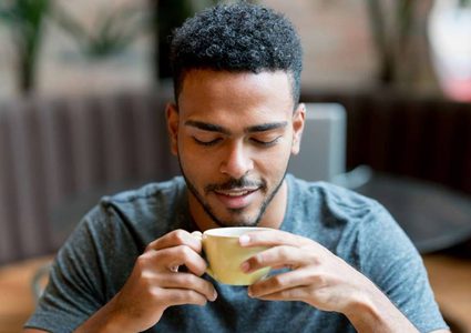 دراسة: مجرد رؤية شيء يذكرك بالقهوة يحفز دماغك!