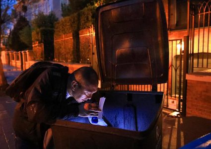 متقاعد يحقق "ثروة" من قمامة مؤسس فيسبوك