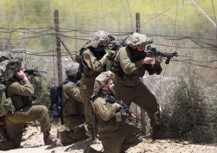 قوات الاحتلال تعتقل ثلاثة شبان بزعم اجتيازهم السياج الحدودي