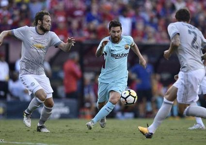 مدافع مانشستر يونايتد: أتحدى ميسي أن يلمس الكرة