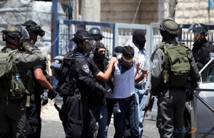 قوات الاحتلال تعتقل مقدسيين  بدعوى العثور بحوزتهم على أسلحة