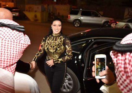 سمية الخشاب تختتم زيارتها المثيرة للجدل إلى السعودية بأداء العمرة