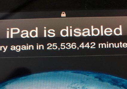 طفل يقفل "آيباد" والده 25 مليون دقيقة!