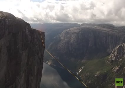 مشهد يحبس الأنفاس.. مغامر يسقط عن حبل معلق على ارتفاع ألف متر