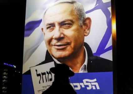 نتنياهو يصل إلى شاطئ "نتانيا".. ويطالب الجميع بالخروج للتصويت له