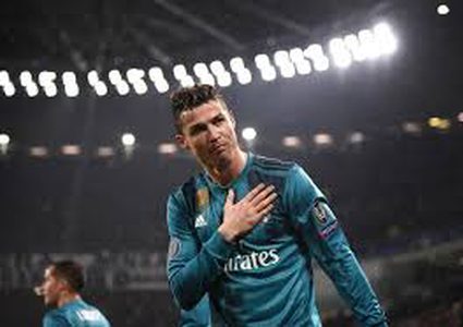 رونالدو يكسب تعاطف جمهور أياكس.. بلفتة إنسانية