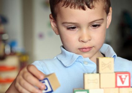 كيف تتعامل مع طفلك المصاب بالتوحد ؟