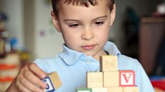 كيف تتعامل مع طفلك المصاب بالتوحد ؟