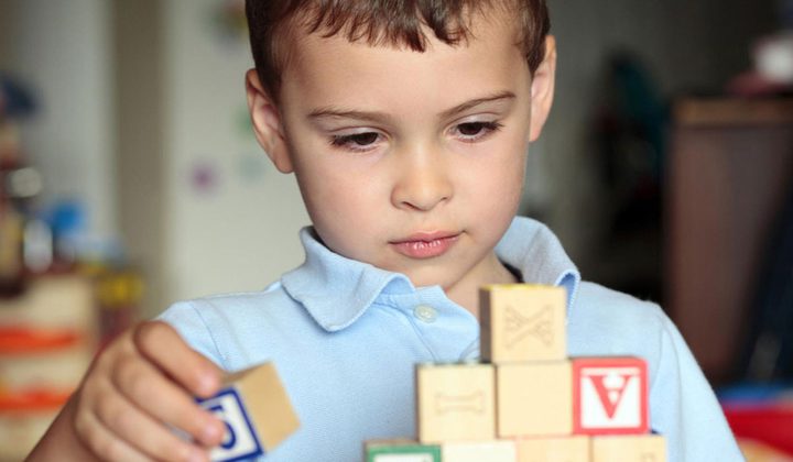 كيف تتعامل مع طفلك المصاب بالتوحد ؟