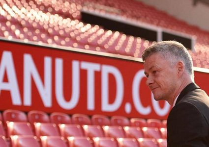 مدرب اليونايتد يحذر لاعبيه من "حيل برشلونة القذرة"