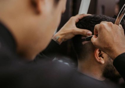 زبون ينتقم من "حلاقه السيء" على طريقته الخاصة