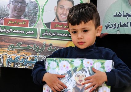 وقفة تضامنية مع الأسرى المضربين عن الطعام في رام الله