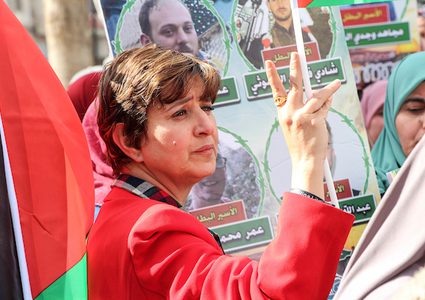 الفلسطينيون يشاركون في مظاهرة تضامنية مع الأسرى المحتجزين في السجون الإسرائيلية، في مدينة رام الله بالضفة الغربية، 10 أبريل / نيسان 2019.