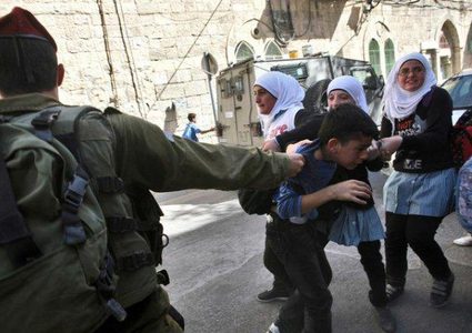 الاحتلال يغلق "باب العامود" ويُنكل بطلبة المدارس