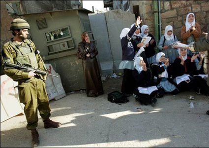 "البرامج التعليمية" تدعو لتوفير الحماية للمدارس الفلسطينية