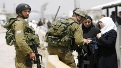الاحتلال يعتقل فتاة على حاجز عسكري في القدس