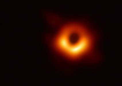 ثورة في عالم الفيزياء الفلكية.. شاهد الصورة الأولى للثقب الأسود
