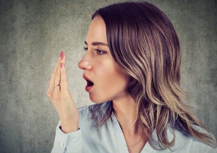 رائحة الفم الكريهة تنذر بالإصابة بأمراض خطيرة