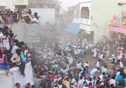 "عراك" جماعي باستخدام روث البقر في الهند!