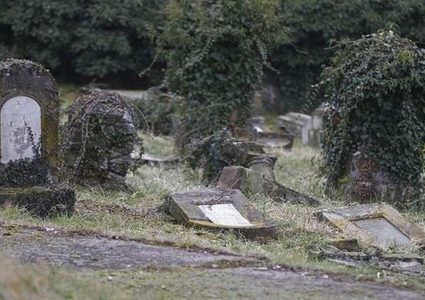 قصة طفل مصري أغرب من الخيال.. عاد للحياة من مدفنه بعد قتله ضربا