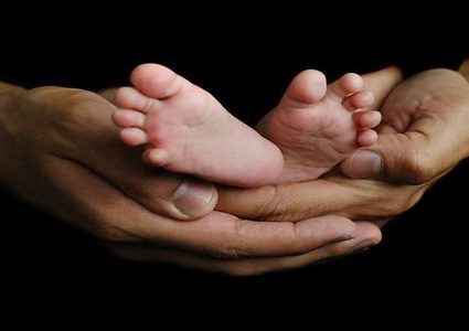 أطعمة تعزز خصوبة الرجال وعوامل تضعفها