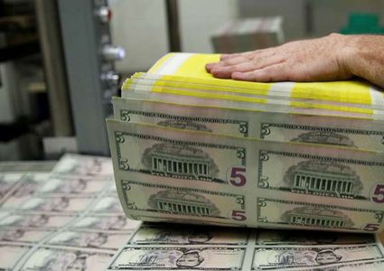 أغنى رجل في إفريقيا يسحب 10 ملايين دولار من مصرف فقط لرؤيتها