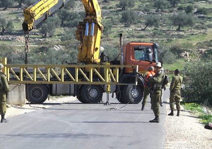 الخليل: الاحتلال يُغلق بوابة حديدية ويُعرقل تحركات المواطنين