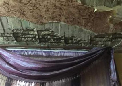 نجاة عائلة فلسطينية من انهيار سقف منزلها في عين الحلوة