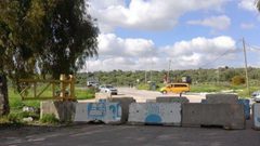 الاحتلال يواصل إغلاق مدخل بلدة عزون لليوم الخامس عشر