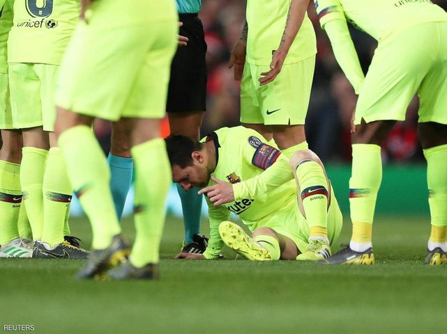 ميسي ينزف مجددا.. ويخضع للكشف بعد "الضربة القوية"