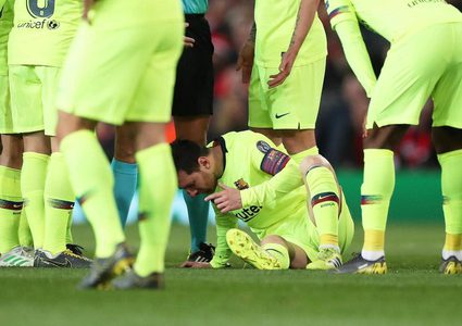 ميسي ينزف مجددا.. ويخضع للكشف بعد "الضربة القوية"