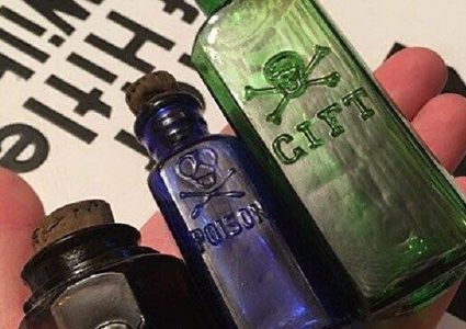 شاب روسي يعثر على قنينة قديمة فيها حلوى سامة