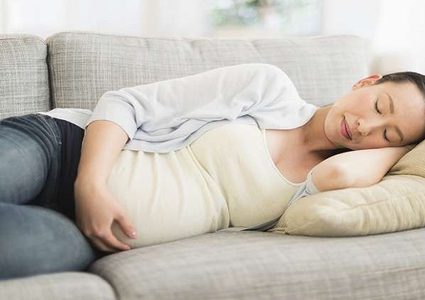 لماذا يجب على الحوامل النوم على أحد الجانبين؟