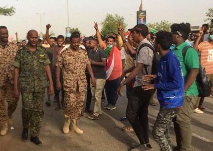 اعتقال العديد من المسؤولين السودانيين المقربين من الرئيس البشير