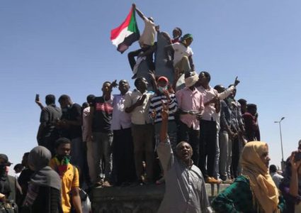 السودان.. مقر القيادة العامة "يغلي" واحتفالات بالشوارع