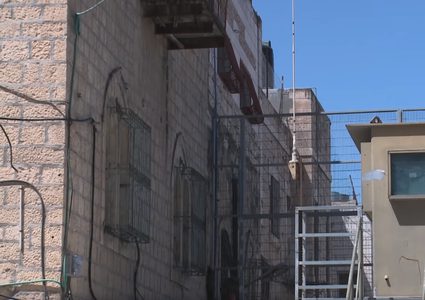 عائلة سدر من مدينة الخليل تتمكن في انتزاع قرار لإعادة فتح منزلها