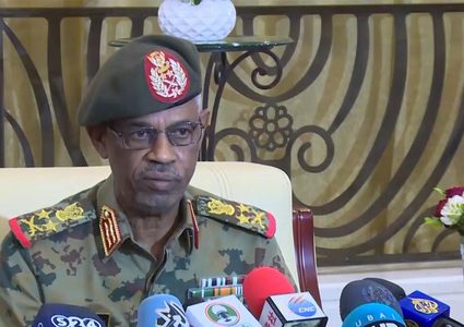 وزير الدفاع السوداني يعلن "اقتلاع" النظام واحتجاز البشير