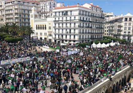 آلاف الجزائريين يطالبون بالتغيير في جمعة ما بعد بوتفليقة