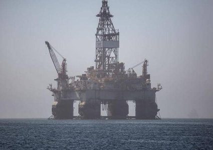 أسعار النفط تهبط بينما تدرس أوبك زيادة في الإنتاج