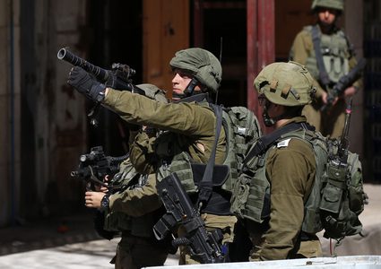 مواجهات بين قوات الاحتلال الإسرائيلي والشبان الفلسطينيين اندلعت في منطقة باب الزاوية وسط مدينة الخليل، أطلقت خلالها قوات الاحتلال الرصاص المعدني المغلف بالمطاط وقنابل الغاز المسيل للدموع، ما أدى لإصابة شاب بالرصاص المعدني، وآخرين بالاختناق  يوم الجمعة 12/4/2019.