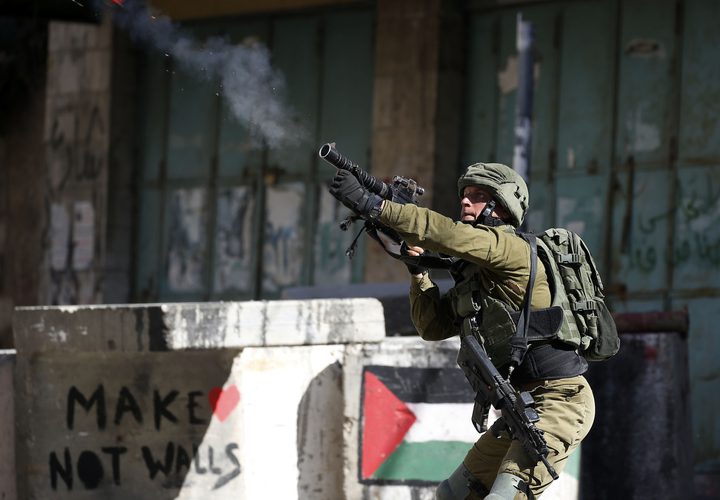مواجهات بين قوات الاحتلال الإسرائيلي والشبان الفلسطينيين اندلعت في منطقة باب الزاوية وسط مدينة الخليل، أطلقت خلالها قوات الاحتلال الرصاص المعدني المغلف بالمطاط وقنابل الغاز المسيل للدموع، ما أدى لإصابة شاب بالرصاص المعدني، وآخرين بالاختناق  يوم الجمعة 12/4/2019.