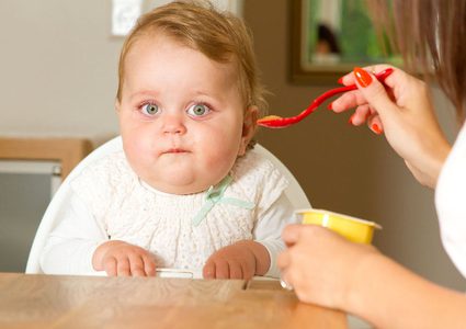 دراسة: حليب الأمهات البدينات قد يسهم في زيادة وزن الطفل