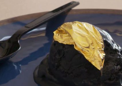 دبي تقدم مفاجأة مثلجات "الفحم بالذهب" !