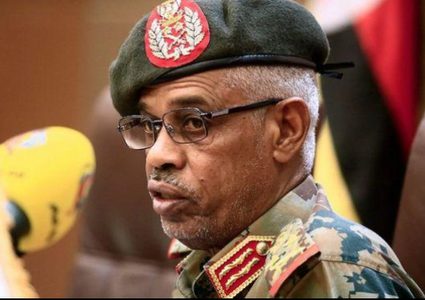 بن عوف يتنازل عن رئاسة المجلس العسكري في السودان