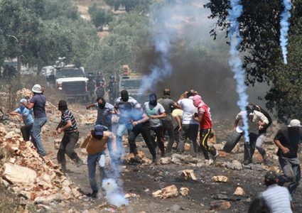 إصابات بالاختناق عقب قمع الاحتلال مسيرة بلعين الأسبوعية